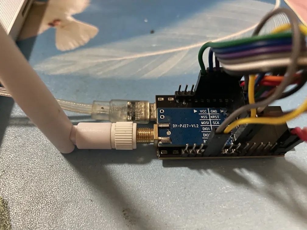 我使用了一些强力双面胶将模块粘在开发板上