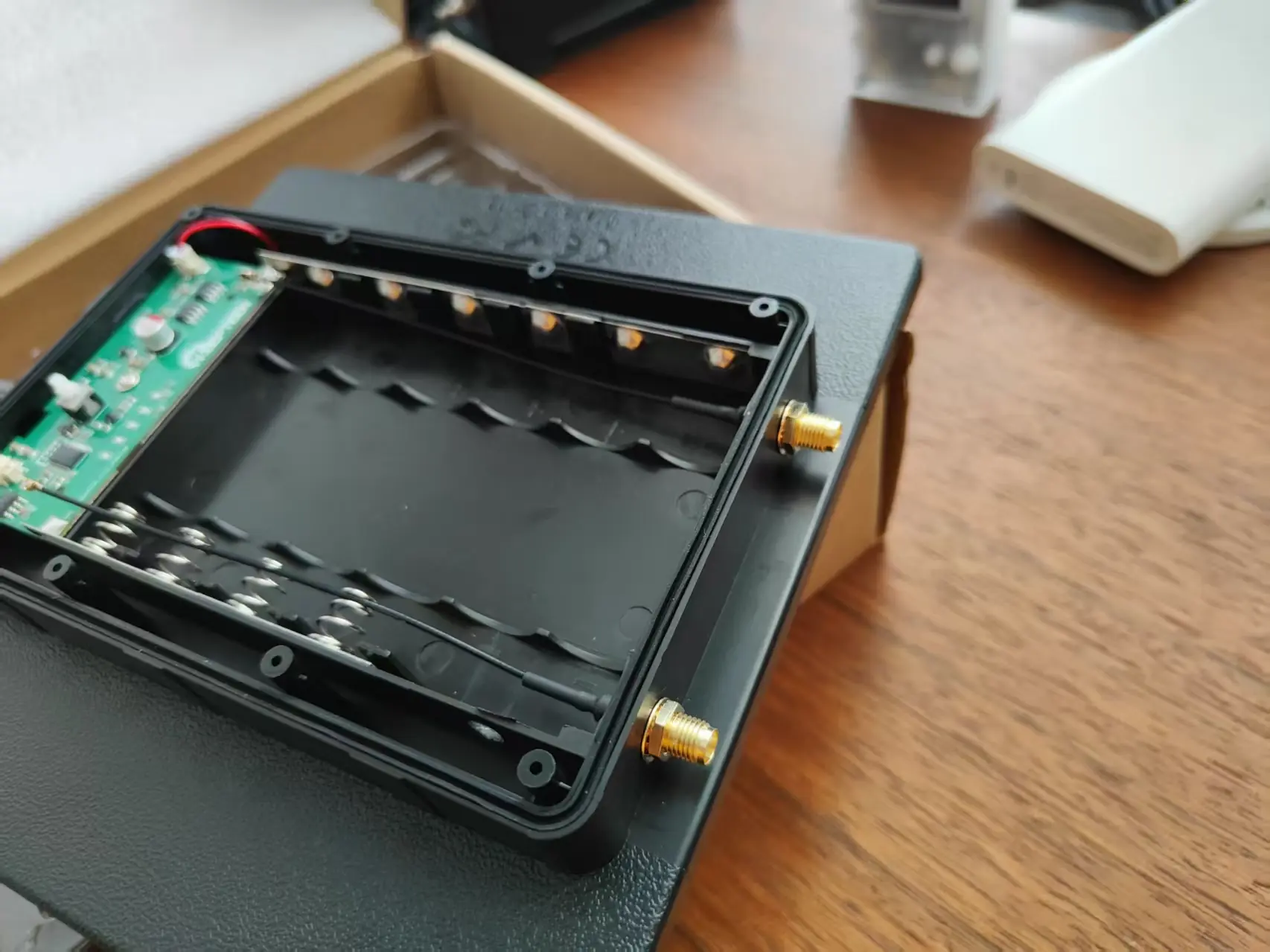 Keepteen D5 太阳能节点,带 GNSS/GPS 天线、LoRa 天线、和 Type-C 充电接口