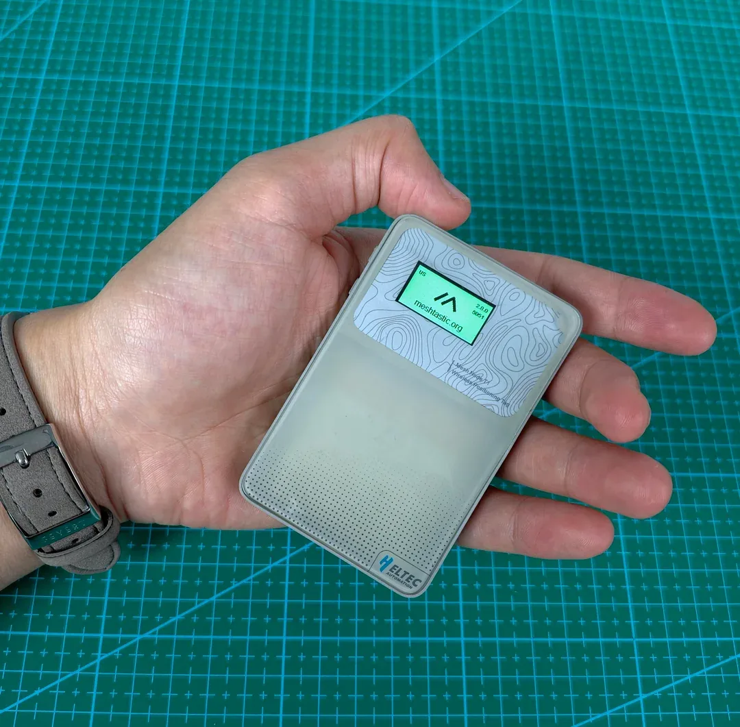 Heltec Mesh Node T1 手持实拍,能很直观看到它的卡片尺寸