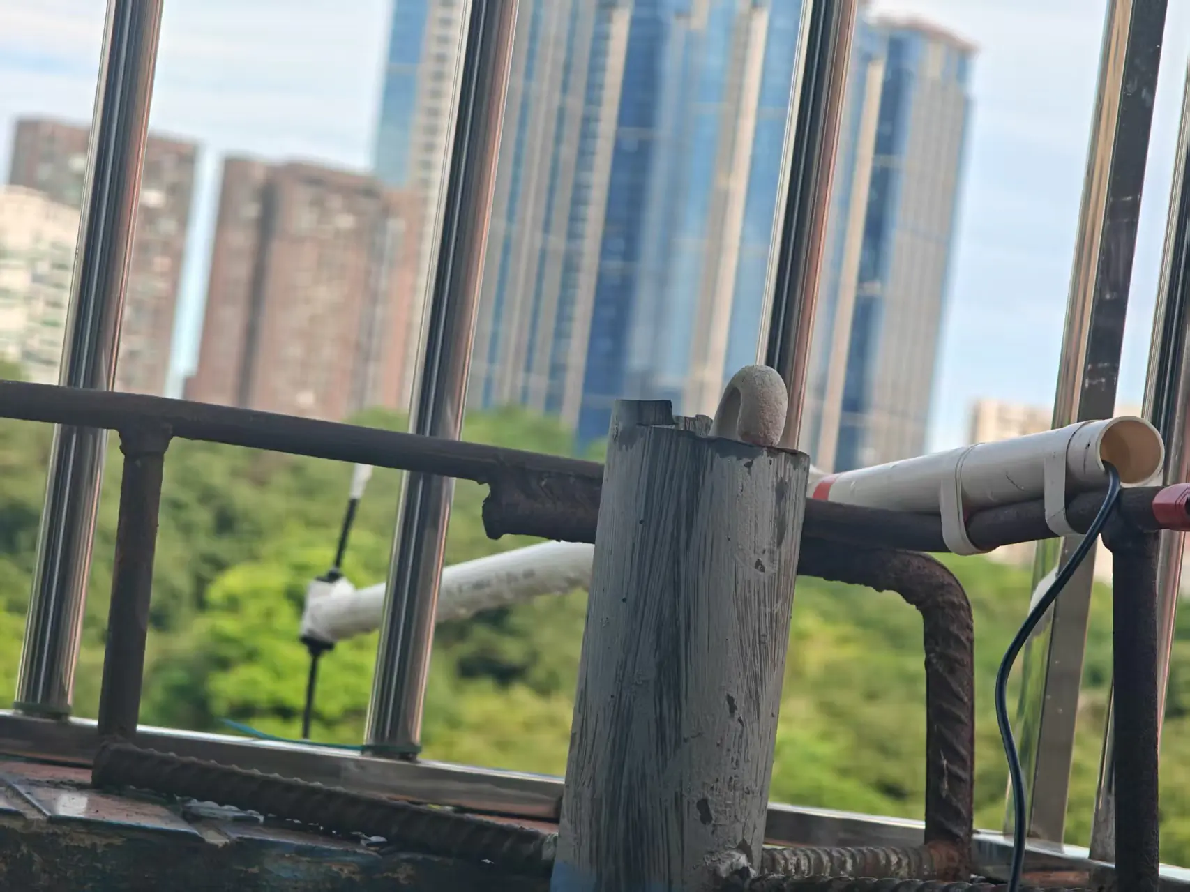 阳台节点：PVC 管引出羊角天线，伸出防盗网降低金属屏蔽