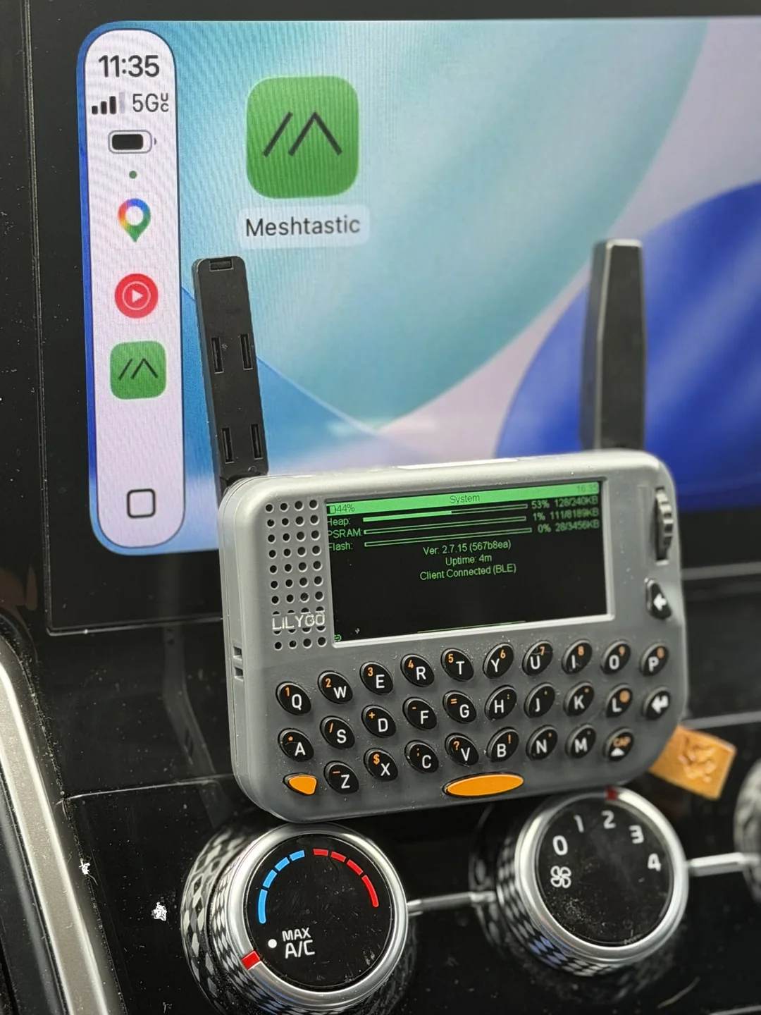 Meshtastic CarPlay 界面展示频道和私聊入口