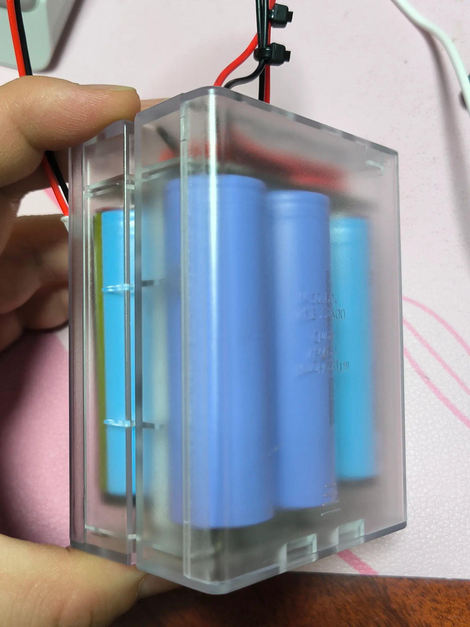新的 21700 电池盒,成功安装 4 节 21700 电池