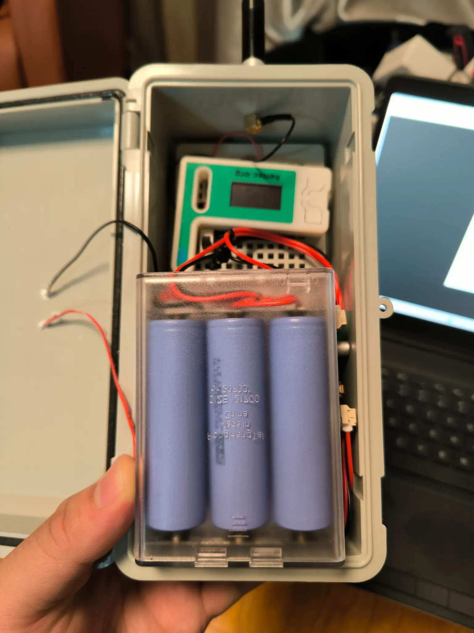 另一个角度,新的 21700 电池盒装入 Meshtastic 太阳能节点